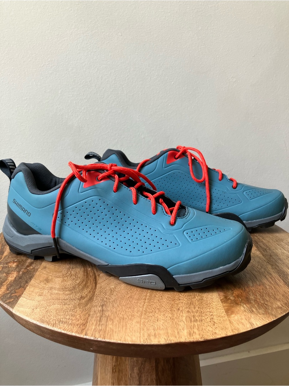 Shimano | SH-MT3 Limited Edition Powder Blue Clipless Cycling Shoe with Clips